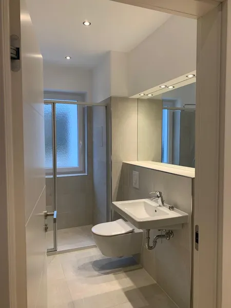Schöne, sanierte 2-Zimmer-Wohnung mit heller und geräumiger Küche und Balkon — photo 1